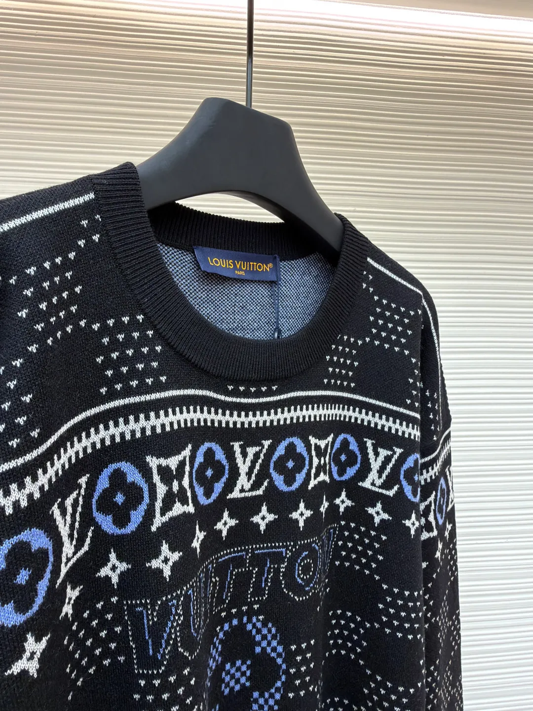 LOUIS VUITTON ski series jacquard knitted sweater ●Original version: purchased and developed for 12800 ●Item number: 1680728-B25 ●Fabric: sheep wool blended fabric ●Technology: jacquard texture ●Version: fitted version ●Size: XS-S-M-L ●Description: Made of custom-made sheep wool blend fabric, it outlines the classic pattern and brand logo jacquard texture on a deep background, and then reimagines the Fair Isle sweater with a soft dropped shoulder design, all-over LV Fair Isle jacquard, embellished with Damier and Monogram details, with Vuitton in the center The logo jacquard, ribbed collar, cuffs and hem can be matched with bottoms of the same season to create a fashionable look. It can be worn with a ski jacket or light up the bonfire to suit various occasions. Customized accessories, complete with three labels, same style for men and women!